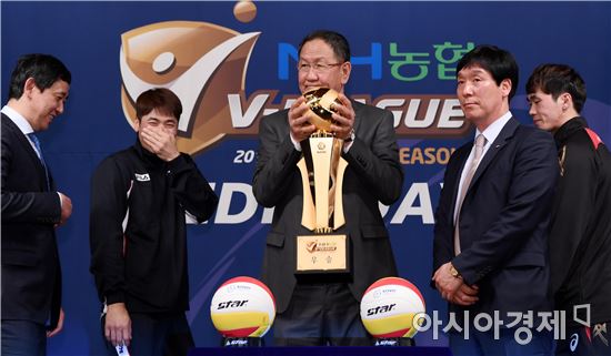 [포토]박기원 감독, '트로피는 내가 선점했어'