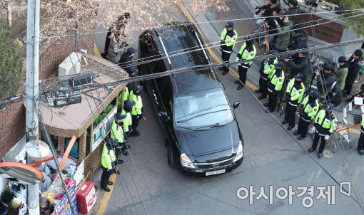 [포토]박근혜 삼성동 자택, 의문의 차량 한 대