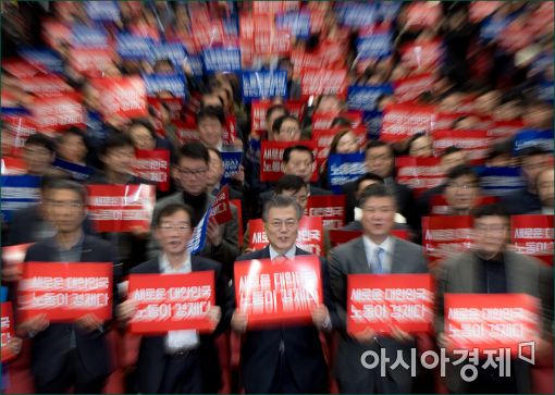 [포토]노동개혁에 집중하는 문재인 후보
