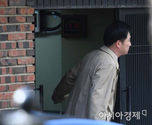 [포토]박근혜 자택에서 나오는 유영하 변호사 