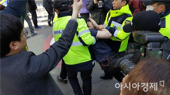 15일 오후 서울 강남구 삼성동 박근혜 전 대통령 자택 인근에서 술에 취해 취재진을 위협하던 남성이 경찰에 의해 다른 곳으로 옮겨지고 있다.