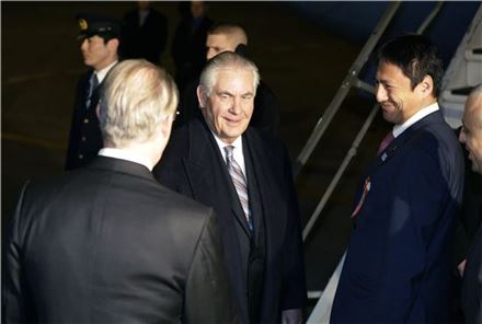 한중일 방문에 나선 렉스 틸러슨 미국 국무부 장관(가운데)이 15일(현지시간) 도쿄 하네다 공항에 도착했다(사진=AP연합)
