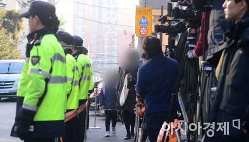 [포토]경찰과 취재진 사이로