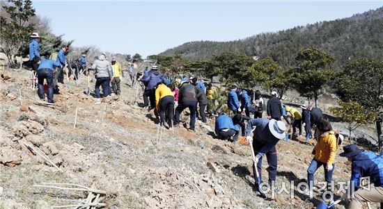 진도군, 나무심기 행사 개최…3종 15,000주 식재
