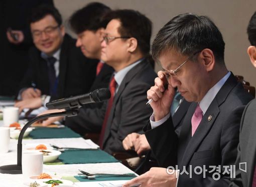 [포토]안경 고쳐 쓰는 최상목 기재부 차관 