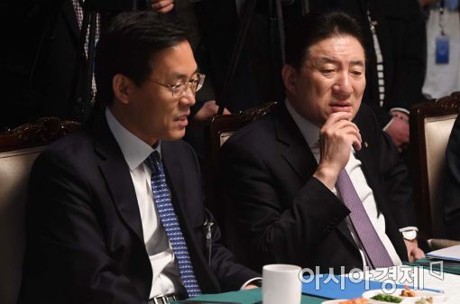 [포토]이야기 나누는 장병화 부총재-서태종 부원장 