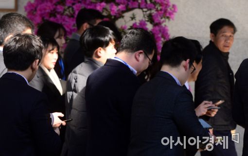[포토]취재진에 둘러싸인 김창근 전 SK 의장 
