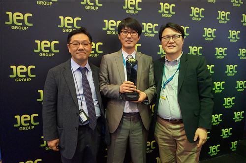 ▲15일(현지시간) 열린 JEC 월드 시상식에서 LG하우시스 직원들이 기술혁신상을 수상하고 기념 촬영하고 있는 모습   
