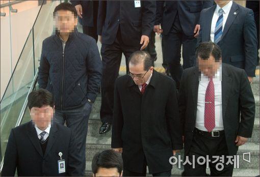 [포토]철통경호 받는 태영호 전 北 공사