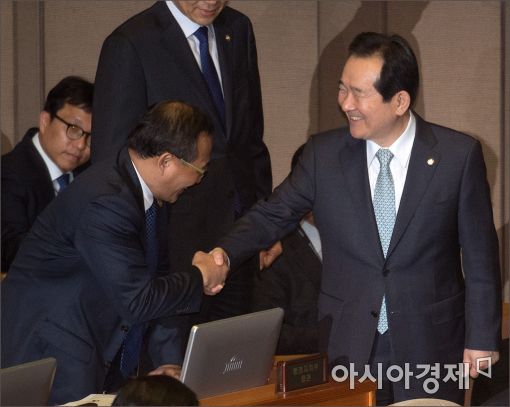 [포토]인사 나누는 정세균·홍윤식