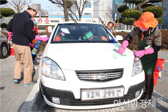 광주광역시 동구(청장 김성환) 동구지역자활센터가 저소득 주민과 함께 운영하고 있는 ‘신나는 세차’가 인기리에 운영 중이다.