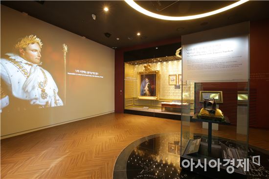경기 성남시 분당구 삼평동 NS홈쇼핑 별관 1층에 있는 나폴레옹 갤러리 내부 모습. 나폴레옹 이각모 등 관련 유물 8점이 전시돼 있다. [사진제공=NS홈쇼핑]