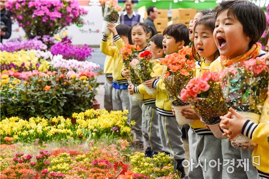 [포토]봄향기 가득한 봄꽃 축제 "꽃 사세요"