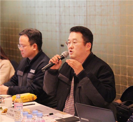 이진희 자이글 대표(오른쪽)가 16일 오후 서울 여의도에서 열린 기자간담회에서 올해 사업계획을 설명하고 있다.