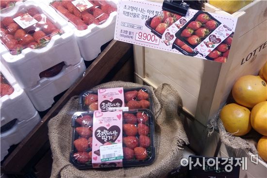 롯데슈퍼에 진열된 초코향 딸기(사진=오종탁 기자)