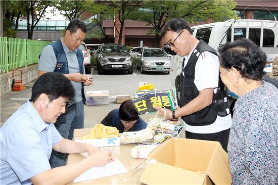 광명시가 불법광고물 수거보상제에 따라 수거된 광고물들을 정리하고 있다. 