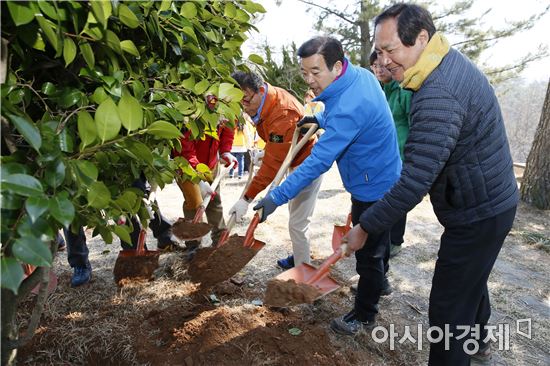 이용부 보성군수가 나무심기 행사에 참석해 나무를 심고있다.