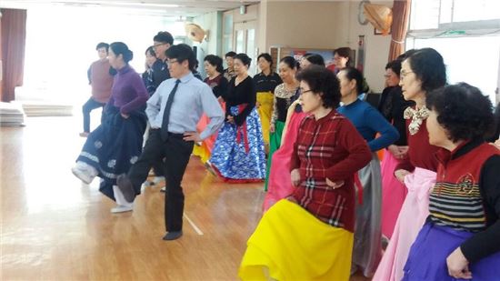 한규동 증산동장이 주민들과 함께 자치회관 프로그램에 참여, 댄스를 배우고 있다.