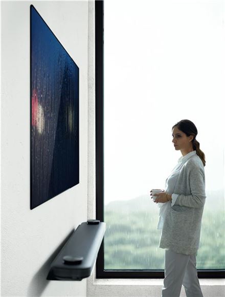 LG전자의 프리미엄 TV인 'LG 시그니처 올레드 TV W'가 해외 유력매체들로부터 4mm가 채 되지 않는 얇은 디자인과 완벽한 화질에 대한 호평을 받고있다. 