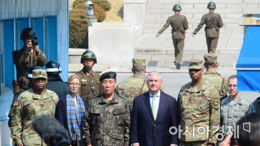 [포토]판문점 앞 기념촬영하는 틸러슨 美 국무장관 