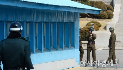 [포토]남측 촬영하는 북한군