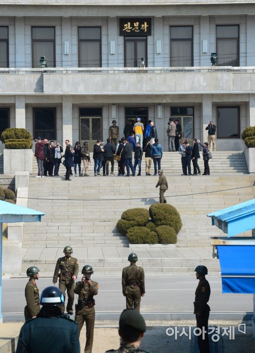 [포토]판문점 구경하는 관광객들