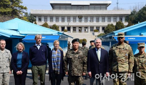 [포토]판문점 앞 기념촬영하는 틸러슨 美 국무장관 