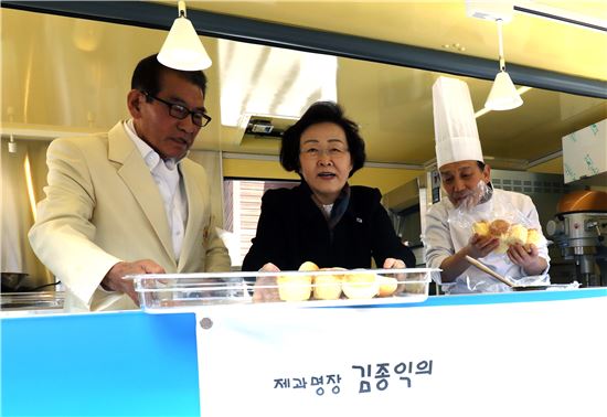 [포토]신연희 강남구청장, 베이커리 시연회 참석 