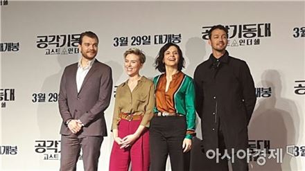 사진 왼쪽부터 배우 필로우 애스백, 스칼렛 요한슨, 줄리엣 비노쉬, 루퍼트 샌더스 감독[사진=김세영 기자]
