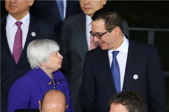 [포토]G20서 얼굴 마주보는 옐런 의장과 므누신 장관