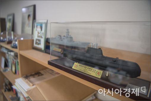 바른정당 대선주자인 유승민 의원의 국회 의원회관 집무실에 있는 잠수함 모형.