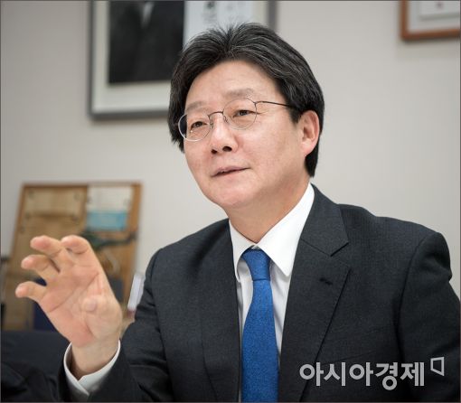 [바른정당 토론회]유승민 "진박 행태, 대통령 망치는 일…김무성은 동지관계"