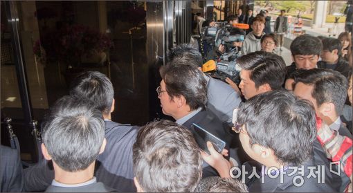 [포토]최태원 회장, 사설경호원 속 검찰 출석