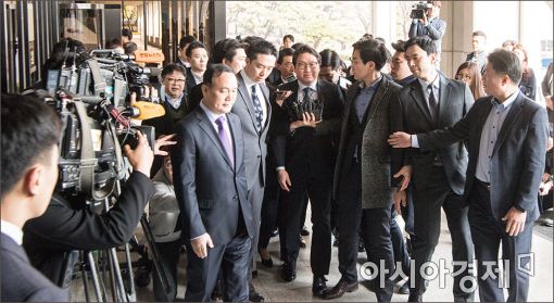 [포토]검찰 포토라인에 선 최태원 회장