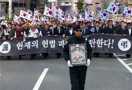친박단체, 탄핵반대 집회 사망자 영결식…"민주주의 불쏘시개" 강변