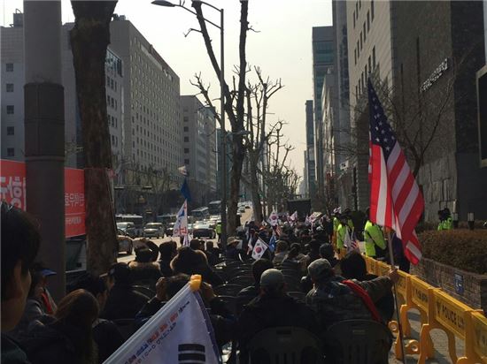 18일 박근혜 전 대통령 자택 100m 앞 대통령복권국민저항본부 주최로 시위가 열렸다.