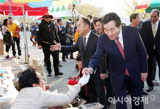 이낙연 전남지사,구례산수유꽃축제 참석