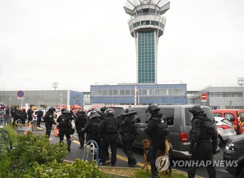 佛 오를리공항서 군인 총 탈취 '급진 무슬림' 사살… 공항은 폐쇄