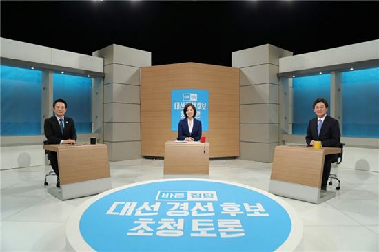바른정당 대선후보인 남경필 경기지사(왼쪽)와 유승민 의원(오른쪽)이 19일 광주 MBC에서 첫 정책토론회를 하고 있다.