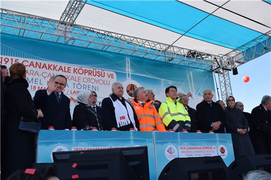 18일(현지시간) 터키 차나칼레 교량 착공식에 참석한 강호인 국토부 장관(형광색 점퍼)과 비날리 을드름 터키 총리(가운데 흰색 머플러 착용)가 기념사진 촬영을 하고 있다.
