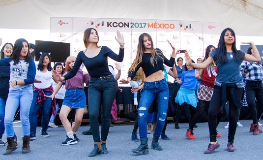 'KCON 2017 MEXICO' 댄스 스튜디오에서 K팝에 맞춰 춤을 추는 중남미 관람객.