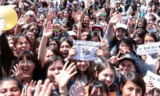 중남미의 한류팬들이 'KCON 2017 MEXICO'의  한국 문화 워크샵에 초대된 인기 유튜버를 보고 환호하고 있다.