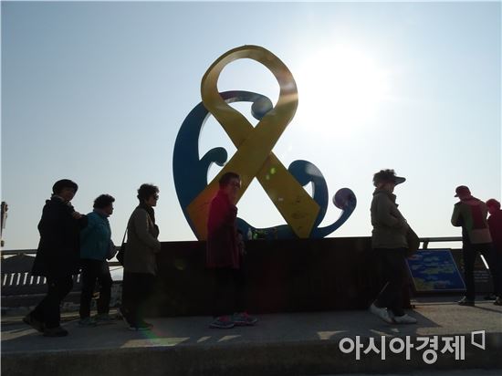 [포토]휴일맞아 진도 팽목항 찾은 추모객들