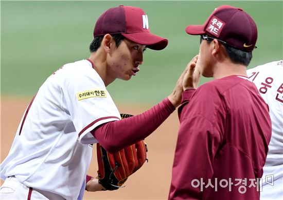 [포토]이정후, '장정석 감독과 승리의 하이파이브'