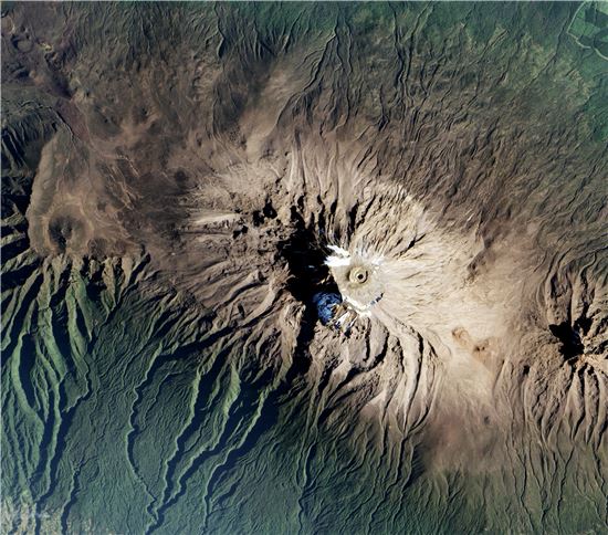▲EO-1이 지난 1월20일 찍은 킬리만자로 화산 정상에 있는 눈.[사진제공=NASA]