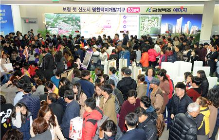 보령명천예미지 견본주택을 찾은 방문객들이 견본주택을 둘러보고 있다.