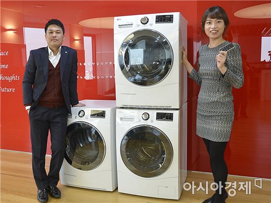 ▲(왼쪽부터)소병주 LG전자 세탁기마케팅팀 과장, 이선미 LG전자 세탁기상품기획팀 과장이 LG 전기식 의류 건조기를 소개하고 있다. (제공=LG전자)