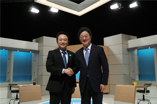 바른정당 대선후보인 남경필 경기지사(왼쪽)와 유승민 의원(오른쪽)이 19일 광주 MBC에서 열린 정책토론회를 마치고 악수를 하고 있다.