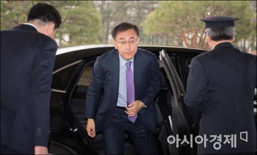 [포토]朴 소환 D-1, 출근하는 김수남 총장