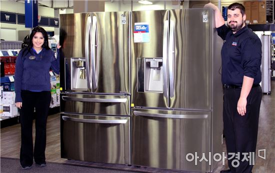 ▲미국 뉴저지주 베스트바이 매장에서 직원들이 LG '인버터 리니어 컴프레서' 냉장고를 소개하고 있다.(제공=LG전자)